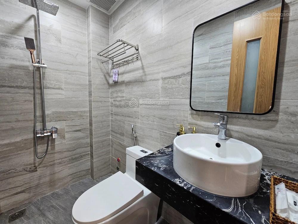 Bán khách sạn ngay nguyễn gia trí (d2)  (hầm + 5 tầng)  dt 8x23m (178.4m2)  giảm 10 tỷ