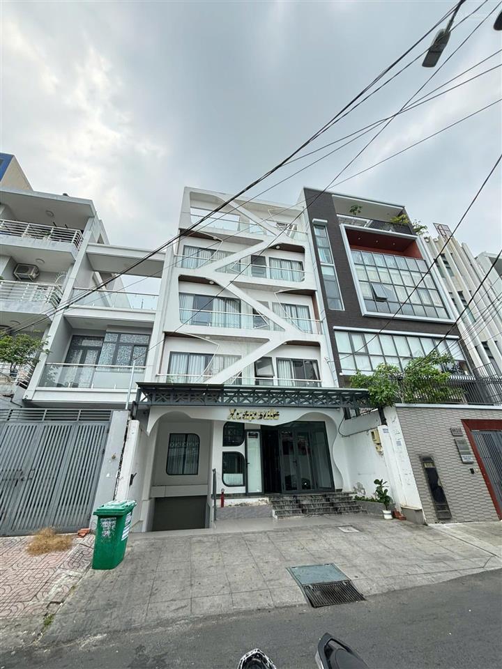 Bán khách sạn ngay nguyễn gia trí (d2)  (hầm + 5 tầng)  dt 8x23m (178.4m2)  giảm 10 tỷ