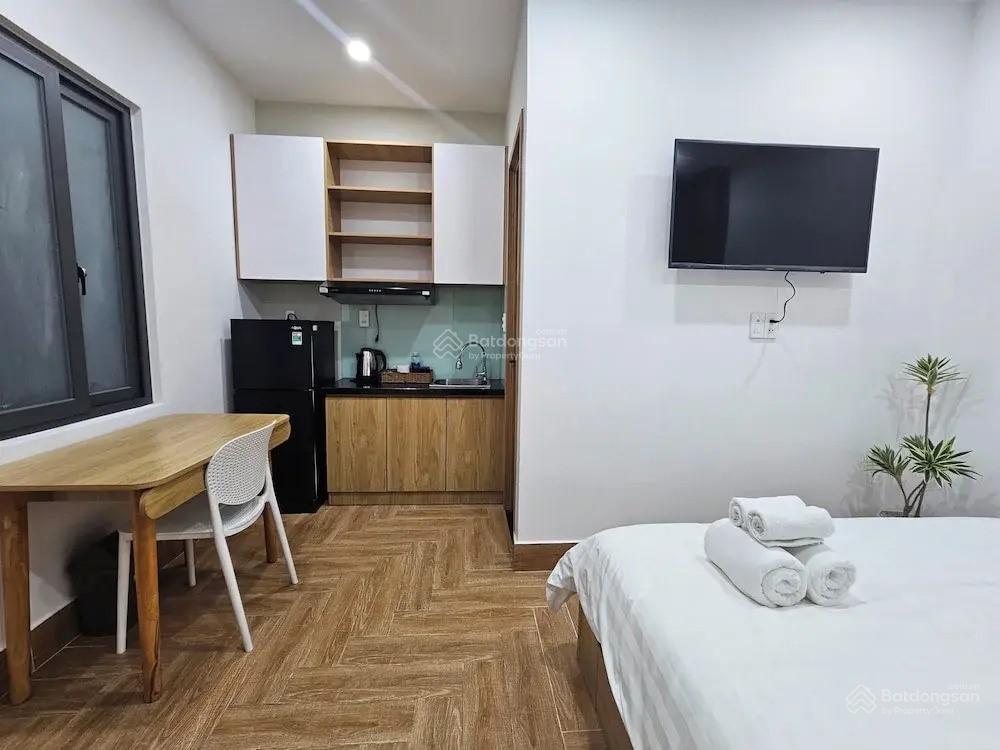 Bán khách sạn ngay nguyễn gia trí (d2)  (hầm + 5 tầng)  dt 8x23m (178.4m2)  giảm 10 tỷ