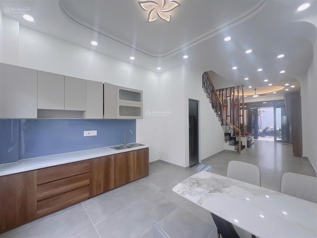 Nhà mới xây cực tâm huyết chủ giảm 300tr còn 5 tỷ 2,cách phạm văn đồng 300m,60m2, shr, hẻm ô tô lớn