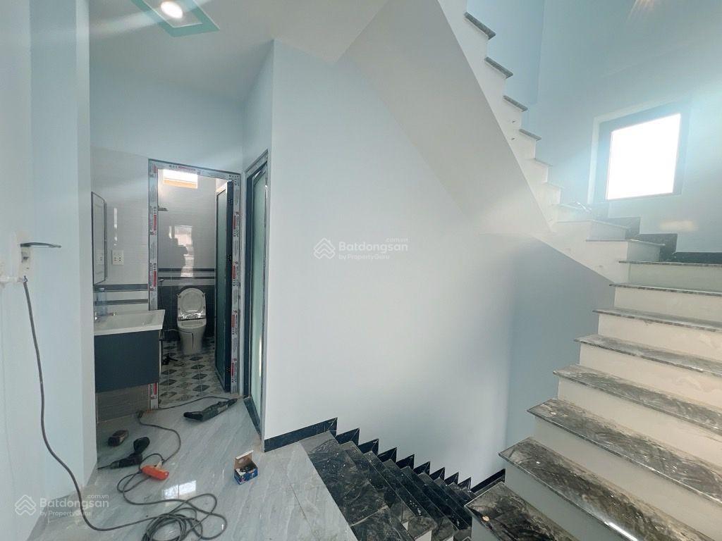 Bán gấp nhà mới xây 1 trệt 2 lầu, 4 phòng ngủ, ngang 6,3m, sổ hồng. chưa tới 6 tỷ tam bình thủ đức