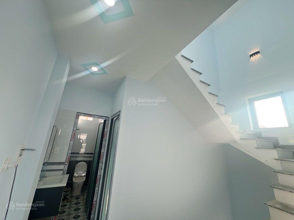 Bán gấp nhà mới xây 1 trệt 2 lầu, 4 phòng ngủ, ngang 6,3m, sổ hồng. chưa tới 6 tỷ tam bình thủ đức