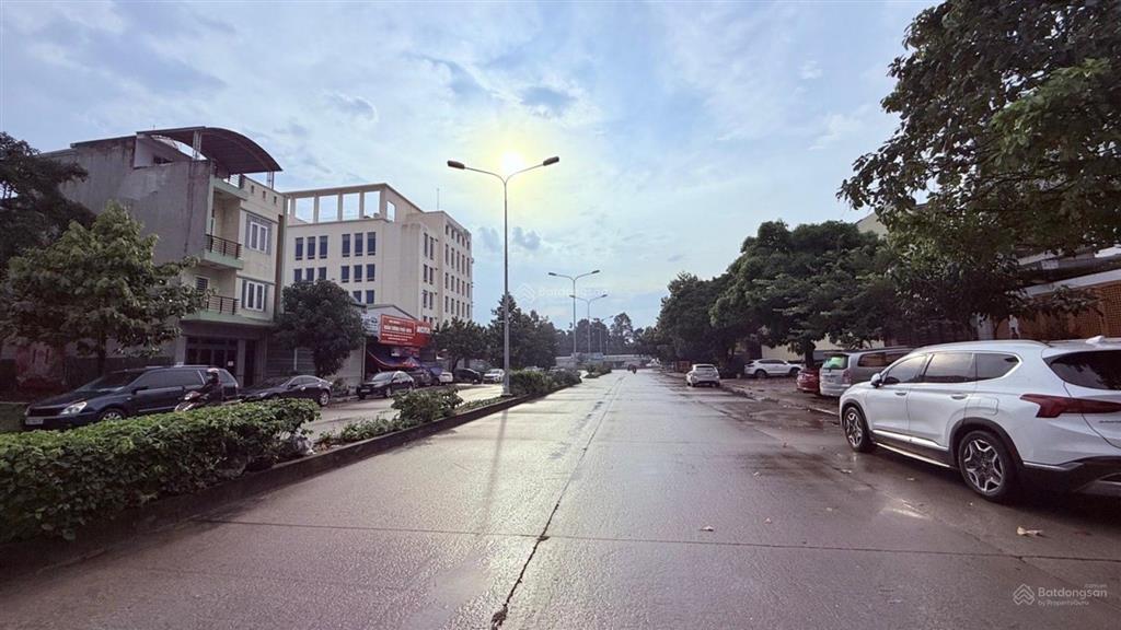 Chủ ngộp ngân hàng bán gấp nhà ngay vincom dĩ an, 100m2 đường 16m, sổ hoàn công nhỉnh 7 tỷ