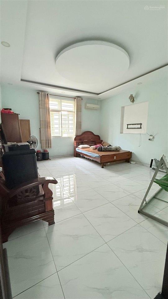 Chủ ngộp ngân hàng bán gấp nhà ngay vincom dĩ an, 100m2 đường 16m, sổ hoàn công nhỉnh 7 tỷ
