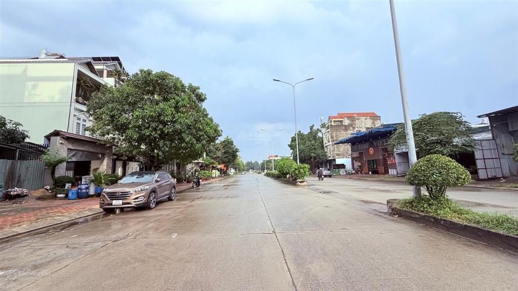 Chủ ngộp ngân hàng bán gấp nhà ngay vincom dĩ an, 100m2 đường 16m, sổ hoàn công nhỉnh 7 tỷ