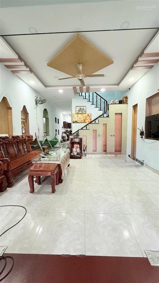 Chủ ngộp ngân hàng bán gấp nhà ngay vincom dĩ an, 100m2 đường 16m, sổ hoàn công nhỉnh 7 tỷ