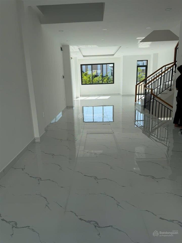 Cho thuê mặt bằng tầng 1 shophouse t&t city long hậu, dt 6*20m, trống suốt