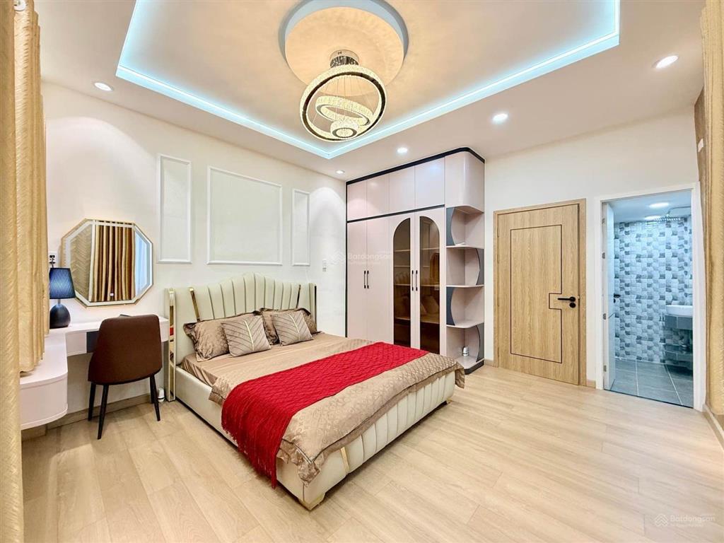 Nhà ngã tư phú nhuận, 3 tầng, giá bán 4.79 tỷ, tặng full nội thất