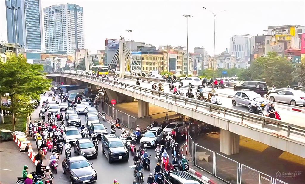 Ngã tư sở 184m 8 tầng 200tr/tháng ô tô đỗ cửa, dòng tiền lớn