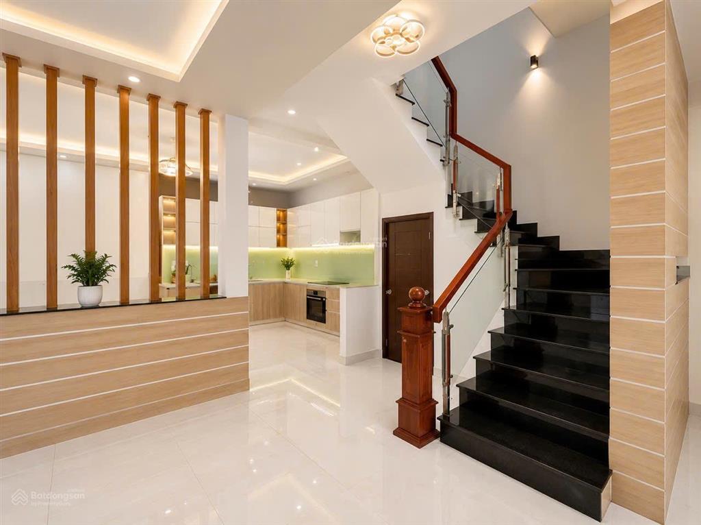 Hxh cách mạng tháng 8  4 tầng  6.7m x 14m  9m  4 tầng  nhỉnh 20 tỷ
