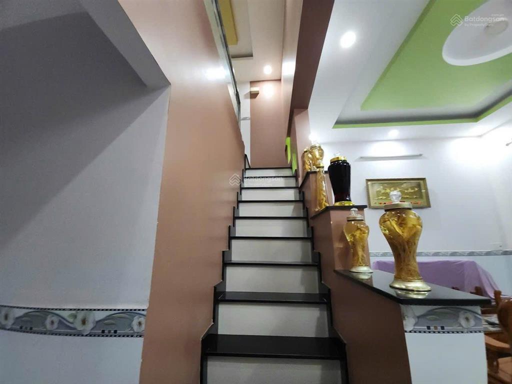 Nhà 100m2 ngang 5m. sổ hồng riêng có sân để xe hơi . đường xe tải thông