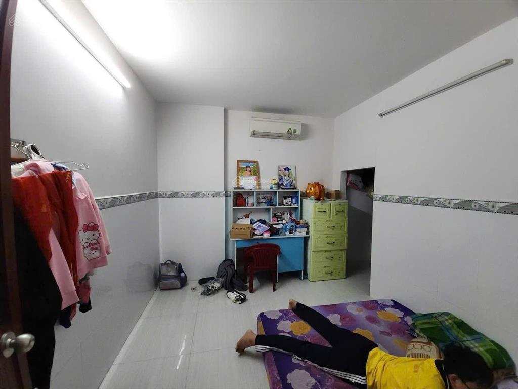 Nhà 100m2 ngang 5m. sổ hồng riêng có sân để xe hơi . đường xe tải thông