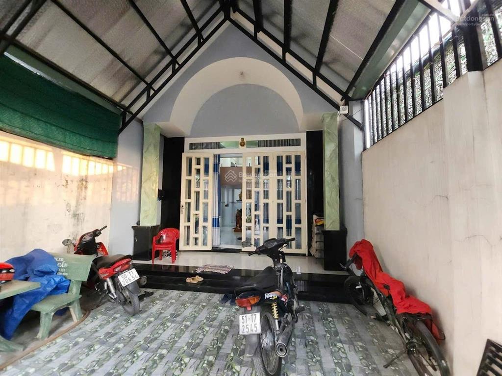 Nhà 100m2 ngang 5m. sổ hồng riêng có sân để xe hơi . đường xe tải thông