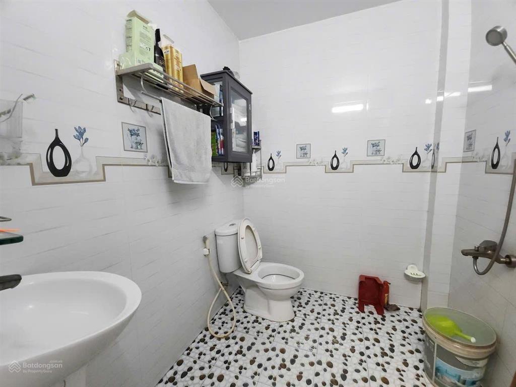 Nhà 100m2 ngang 5m. sổ hồng riêng có sân để xe hơi . đường xe tải thông