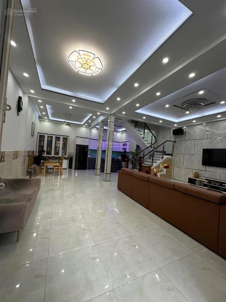 Nhà ngang 8m ngay chợ đầu mối hóc môn, đường xe tải. 3 phòng ngủ khép kín, sân thượng rộng