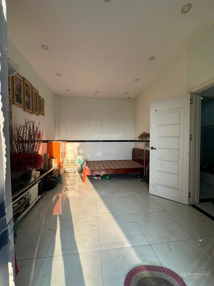 Nhà ngang 8m ngay chợ đầu mối hóc môn, đường xe tải. 3 phòng ngủ khép kín, sân thượng rộng