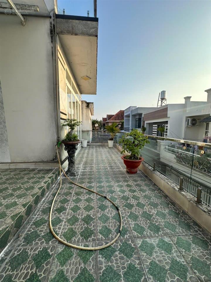 Nhà ngang 8m ngay chợ đầu mối hóc môn, đường xe tải. 3 phòng ngủ khép kín, sân thượng rộng