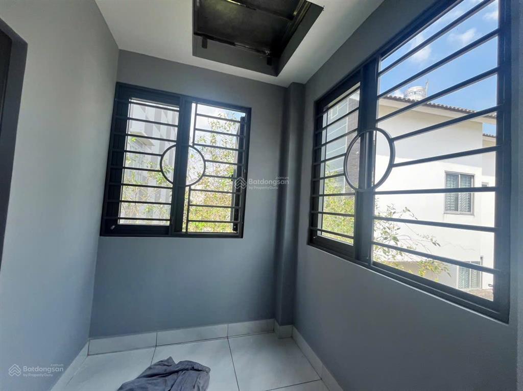 Nhà 2 tấm sát chợ hóc môn, đường lý thường kiệt. 3 phòng ngủ. đường xe hơi.