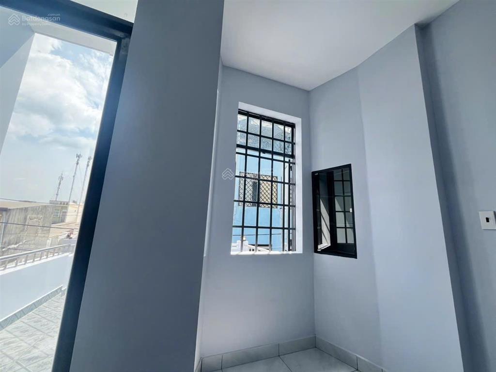 Nhà 2 tấm sát chợ hóc môn, đường lý thường kiệt. 3 phòng ngủ. đường xe hơi.