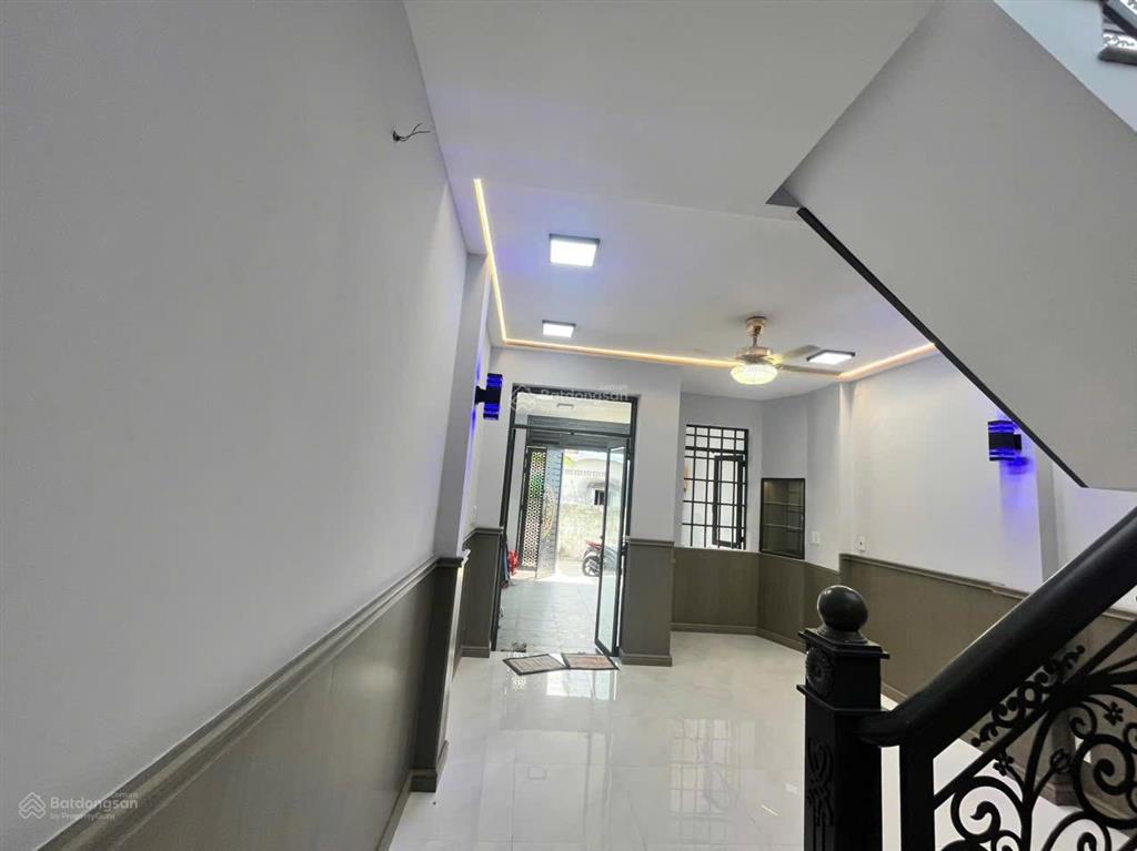 Nhà 2 tấm sát chợ hóc môn, đường lý thường kiệt. 3 phòng ngủ. đường xe hơi.