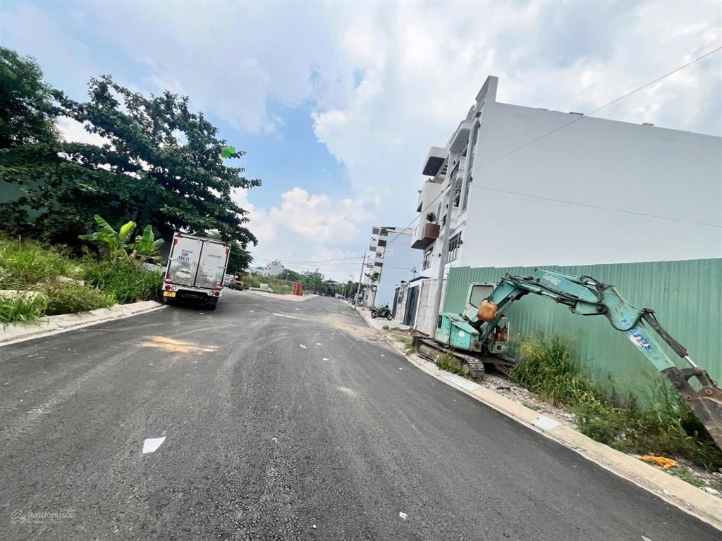 Đất thổ cư ngay chợ hóc môn ngang gần 8m. đường xe tải. giá 3 tỷ 150