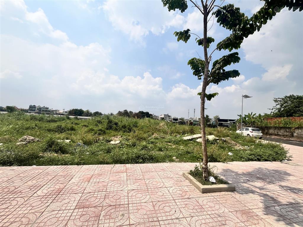 Đất thổ cư ngay chợ hóc môn ngang gần 8m. đường xe tải. giá 3 tỷ 150