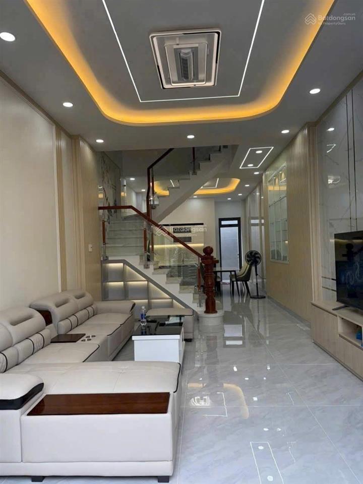 Nhà ngay chợ hóc môn 4 lầu. có 6 phòng ngủ, 5wc. đường gần 10m