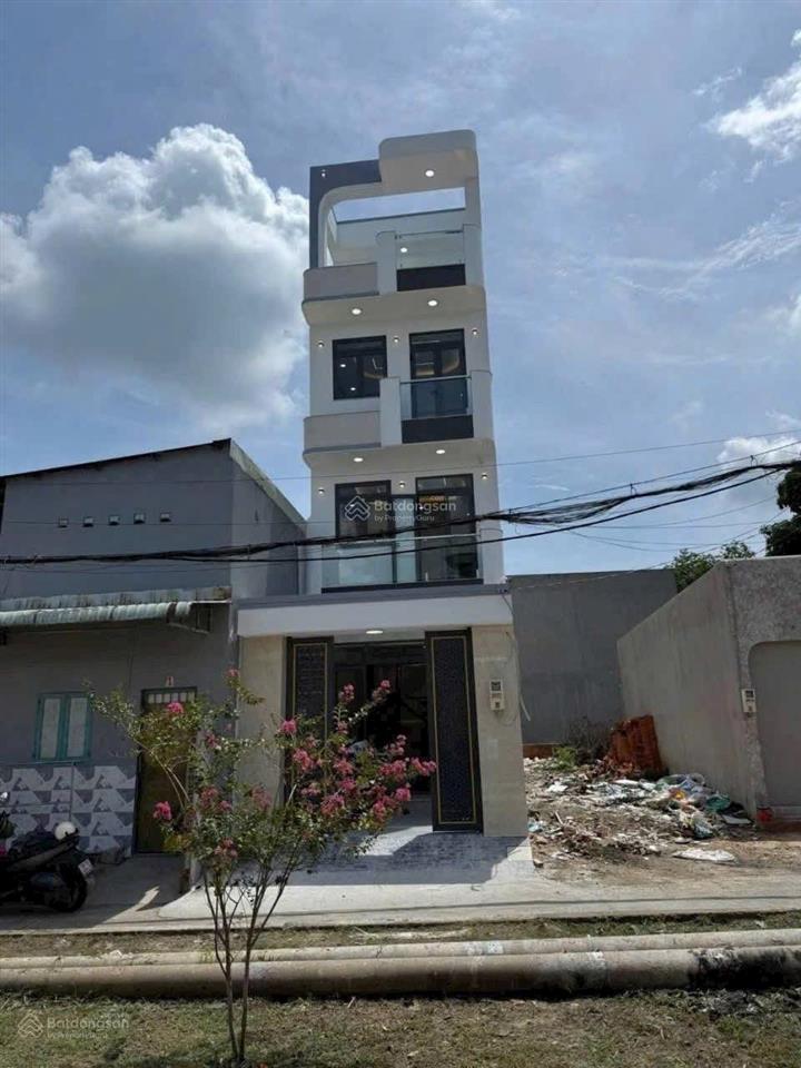 Nhà ngay chợ hóc môn 4 lầu. có 6 phòng ngủ, 5wc. đường gần 10m