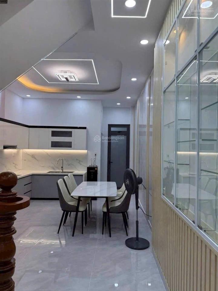 Nhà ngay chợ hóc môn 4 lầu. có 6 phòng ngủ, 5wc. đường gần 10m