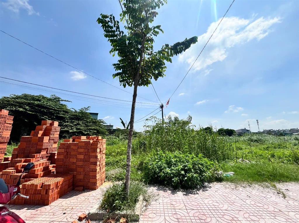 Đất trong khu dân cư sát chợ hóc môn.