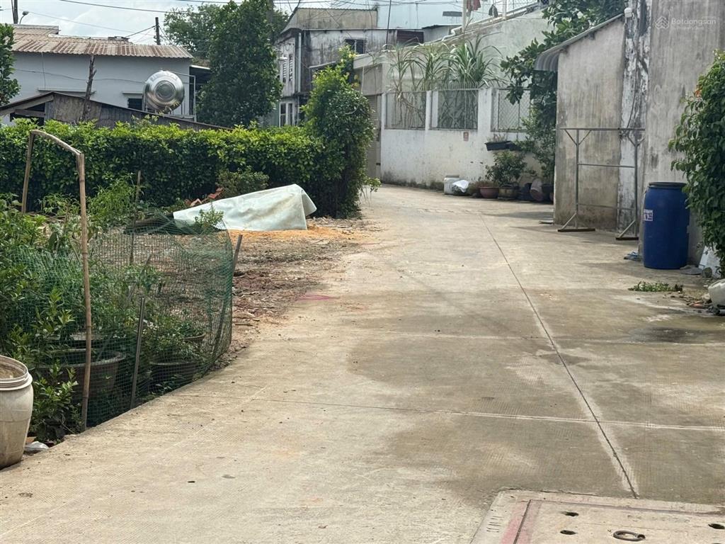 Đất gần uỷ ban xuân thới sơn. dt 130m², ngang 5 dài 25, đường xe hơi