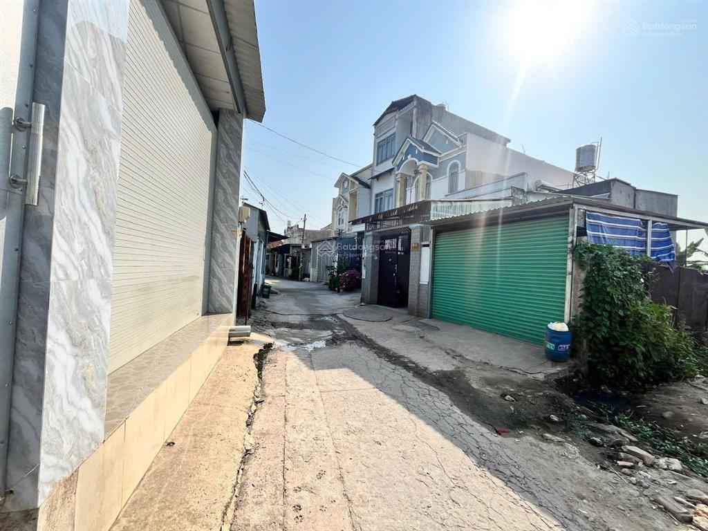 Đất gần uỷ ban xuân thới sơn. dt 130m², ngang 5 dài 25, đường xe hơi