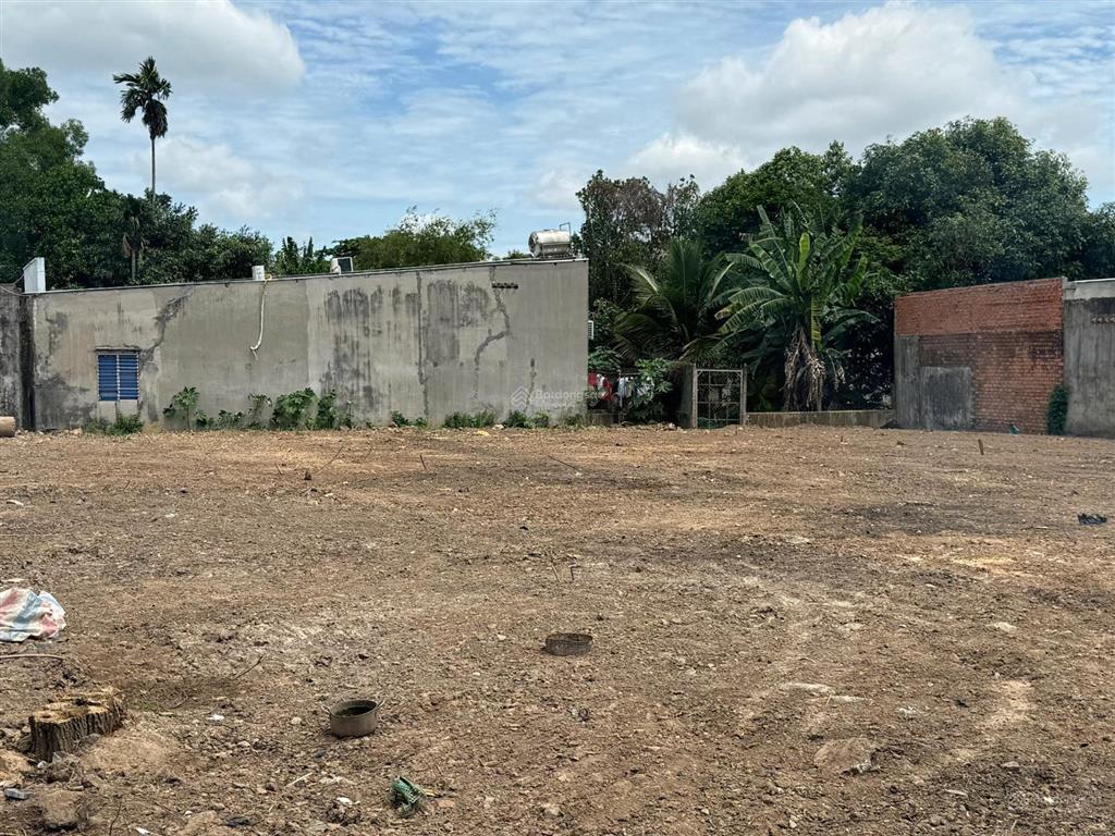 Đất gần uỷ ban xuân thới sơn. dt 130m², ngang 5 dài 25, đường xe hơi