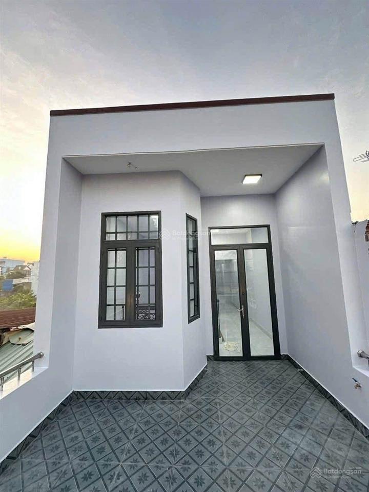 Nhà mới xây 100m², 2 lầu ngay đường lý thường kiệt. thị trấn hóc môn