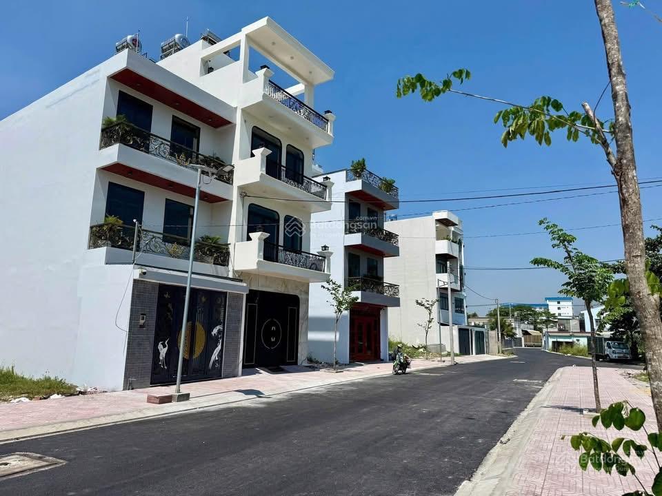 Nhà góc 2 mặt tiền sát chợ hóc môn nằm trong khu dân cư. dt 5x18m dt sàn 246m2