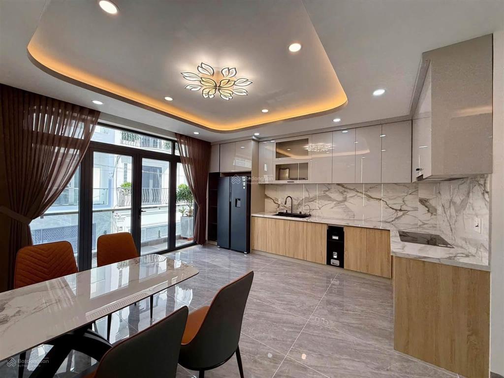 Nhà góc 2 mặt tiền sát chợ hóc môn nằm trong khu dân cư. dt 5x18m dt sàn 246m2