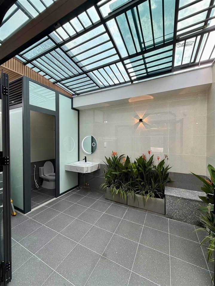 Nhà góc 2 mặt tiền sát chợ hóc môn nằm trong khu dân cư. dt 5x18m dt sàn 246m2