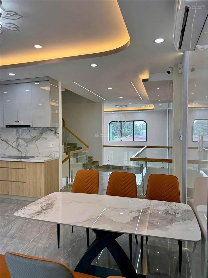 Nhà góc 2 mặt tiền sát chợ hóc môn nằm trong khu dân cư. dt 5x18m dt sàn 246m2