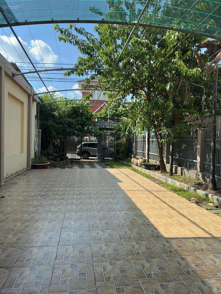 Cho thuê nhà 3 lầu mặt tiền dương công khi 250m2, có 6 phòng ngủ, 5 wc. giá 15tr/th