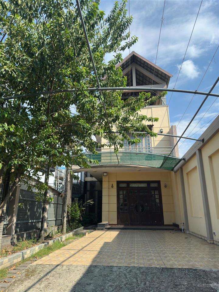 Cho thuê nhà 3 lầu mặt tiền dương công khi 250m2, có 6 phòng ngủ, 5 wc. giá 15tr/th