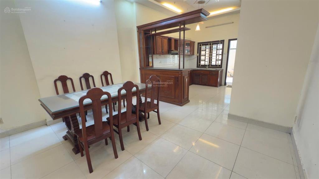 Cho thuê nhà 3 lầu mặt tiền dương công khi 250m2, có 6 phòng ngủ, 5 wc. giá 15tr/th