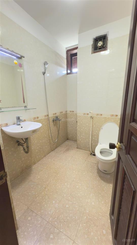 Cho thuê nhà 3 lầu mặt tiền dương công khi 250m2, có 6 phòng ngủ, 5 wc. giá 15tr/th
