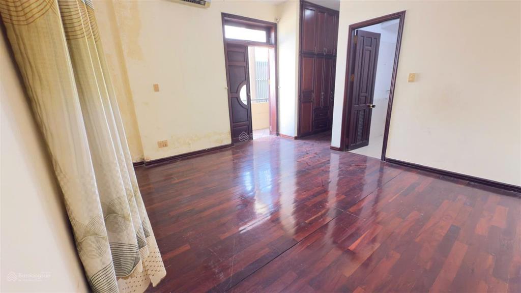 Cho thuê nhà 3 lầu mặt tiền dương công khi 250m2, có 6 phòng ngủ, 5 wc. giá 15tr/th