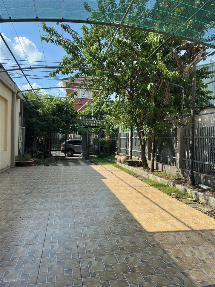 Cho thuê nhà 3 lầu mặt tiền dương công khi 250m2, có 6 phòng ngủ, 5 wc. giá 15tr/th