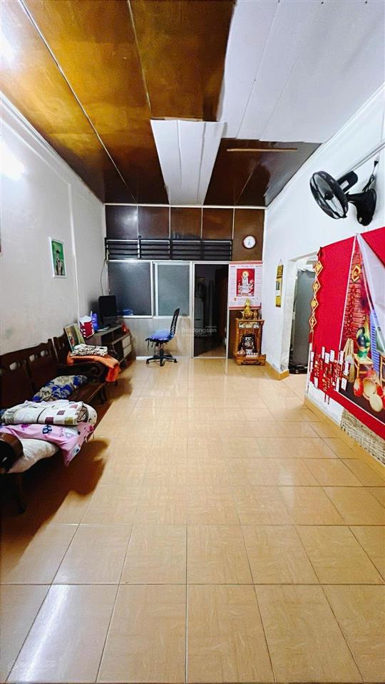 Nhà nát quận 4  5,7m x 13m  sổ hồng kdc 75m2  6,5 tỷ.