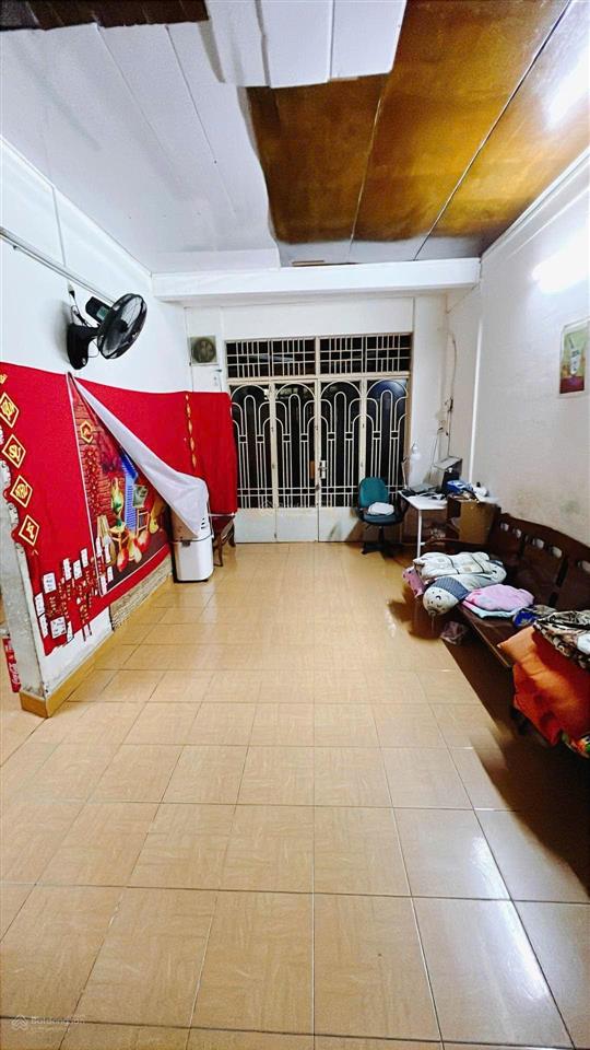 Nhà nát quận 4  5,7m x 13m  sổ hồng kdc 75m2  6,5 tỷ.