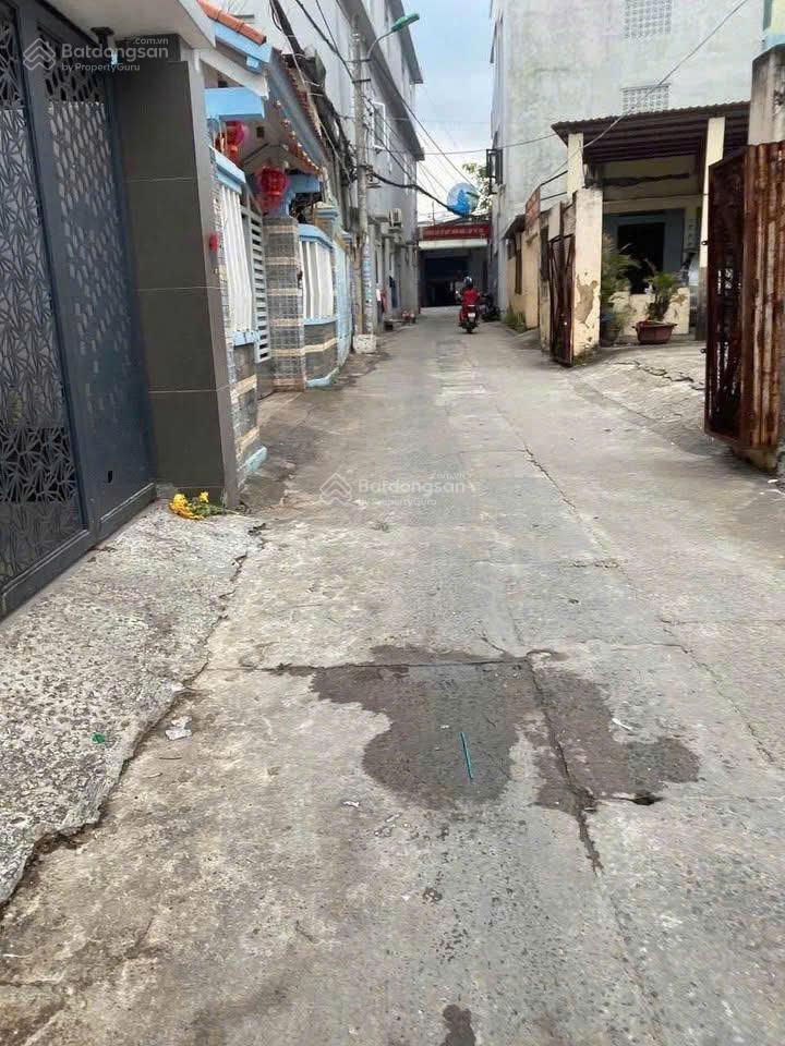 Nhà nát quận 4  5,7m x 13m  sổ hồng kdc 75m2  6,5 tỷ.