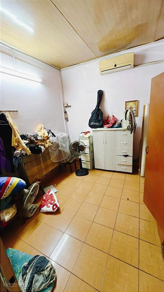 Nhà nát quận 4  5,7m x 13m  sổ hồng kdc 75m2  6,5 tỷ.