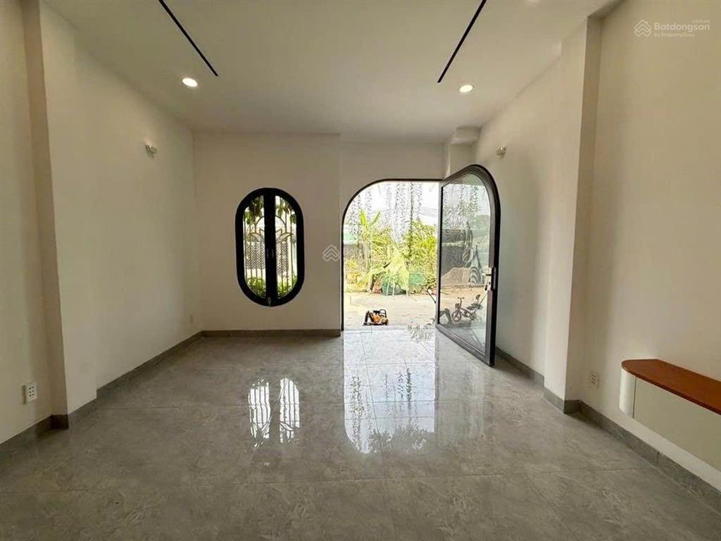 Nhà đẹp quận 9. đường trước nhà 8m, sẵn sách vali vào ở