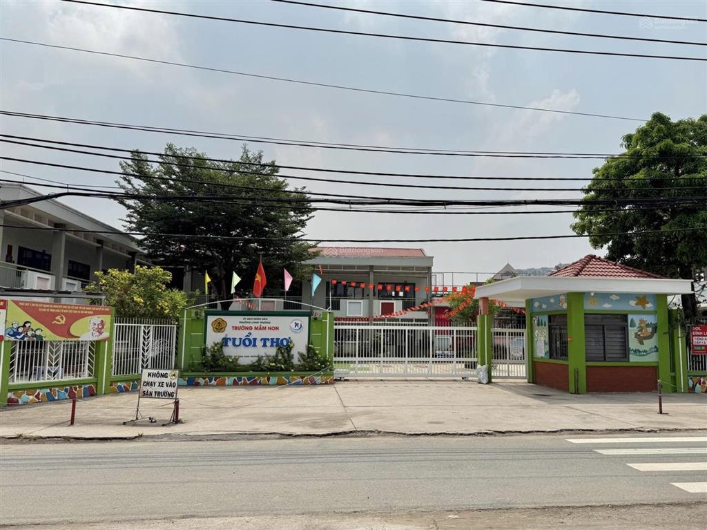 Nhà 3 tầng, đường 9m, giáp quận 2, ngay vòng xoay phú hữu quận 9